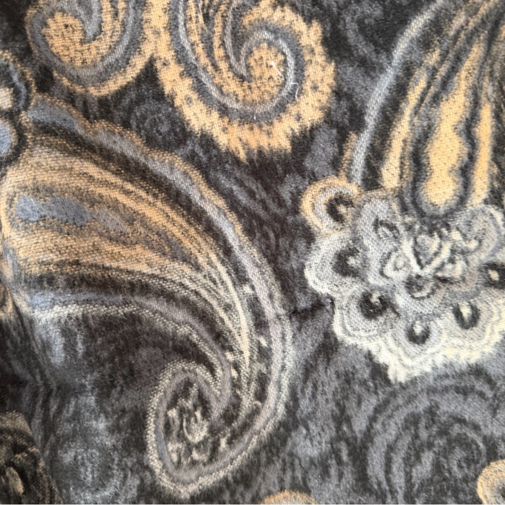 Chic Gray And Cream Patterned Scarf - image 2